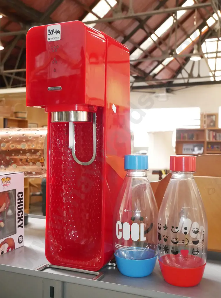 Soda Stream and 2x bottles Image 1++