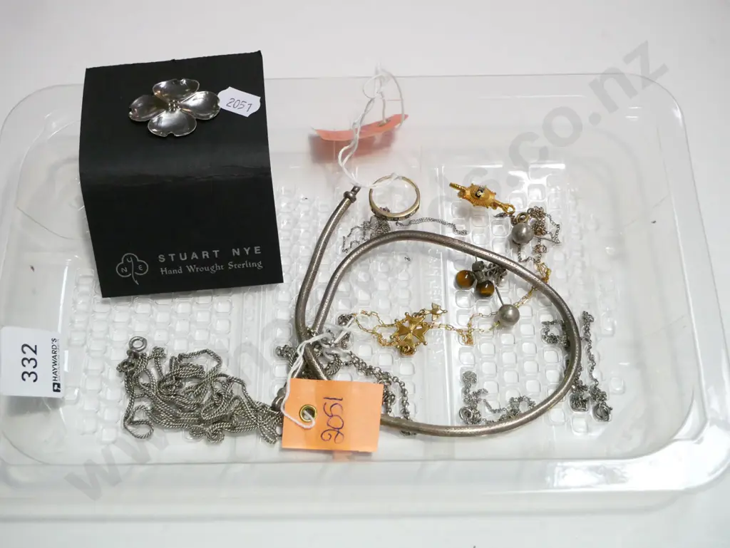 tray of costume jewellery Image 1++