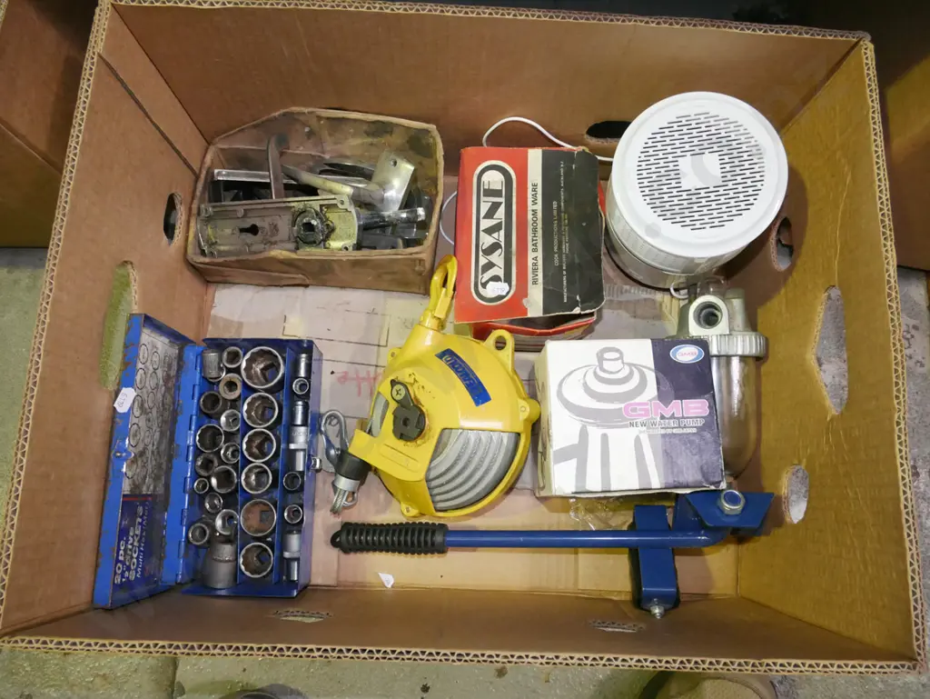box; socket set, door hadware, water pump, bathroom ware etc Image 1++