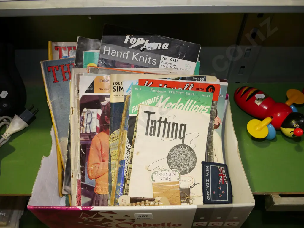 box; NZ badge, knitting patterns Image 1++