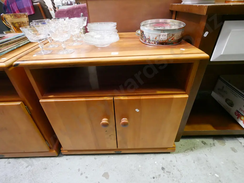 solid rimu 2 door entertainment unit H-630 W-700 D-450 Image 1++