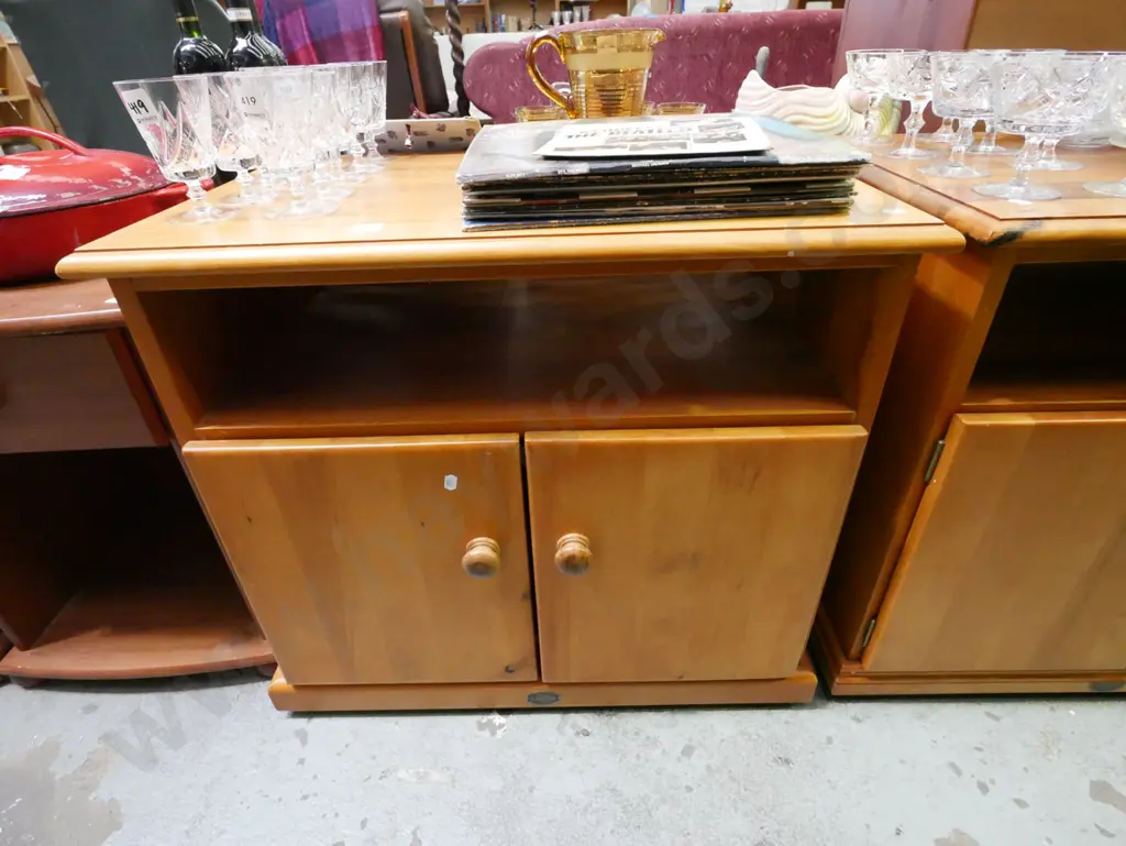 solid rimu 2 door entertainment unit H-630 W-700 D-450 Image 1++