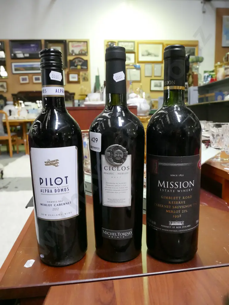 3x bottles of red wine - Merlot Image 1++