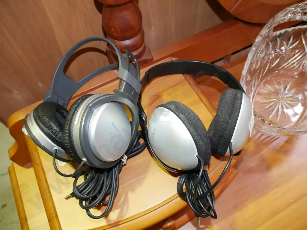 2x pairs of Sony headphones Image 1++