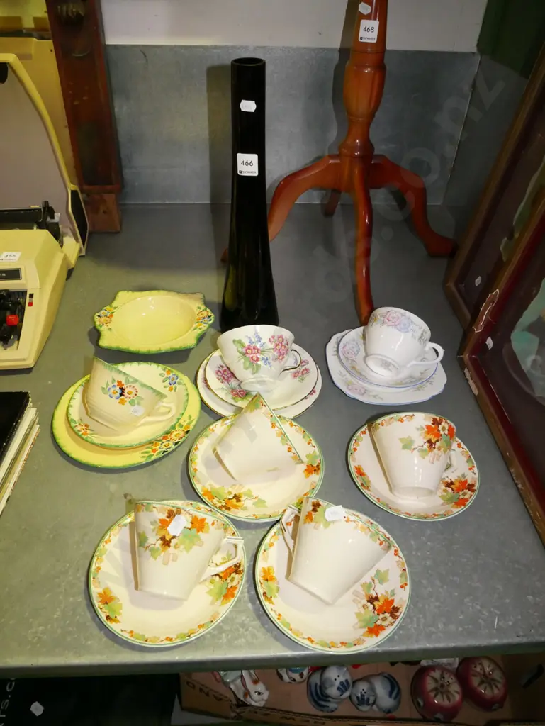 trios, cups, saucers, bowl, black glass vase H-350 Image 1++