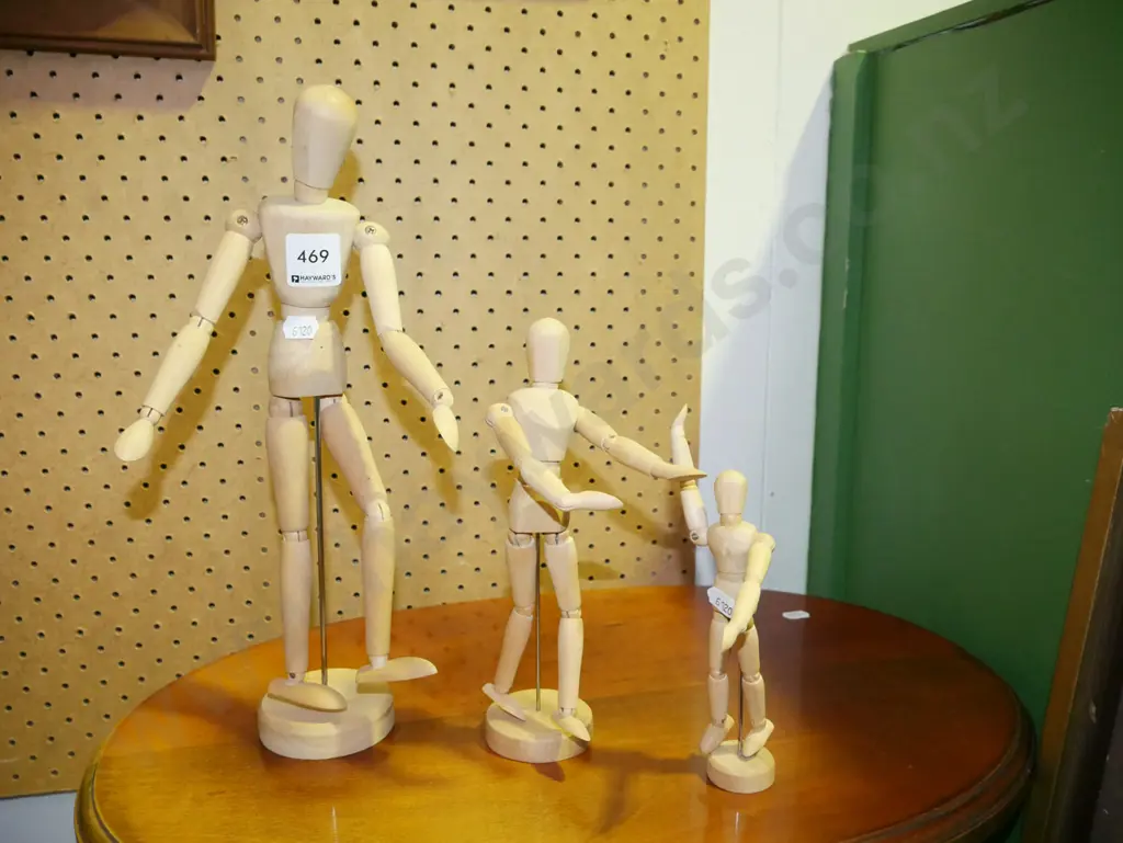 3x wooden graduated articulated artist's models Image 1++