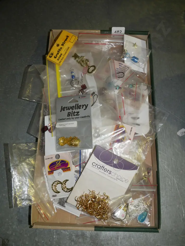 tray; earrings, jewellery parts etc Image 1++