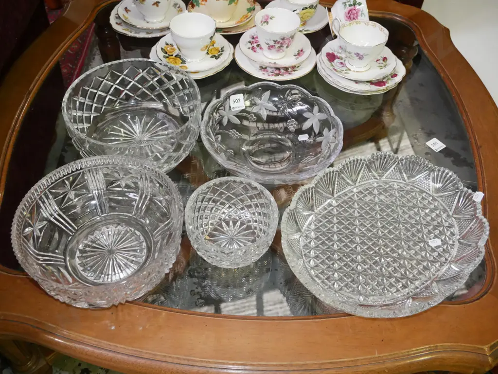 4x cut crystal bowls, 1x large glass bowl Image 1++