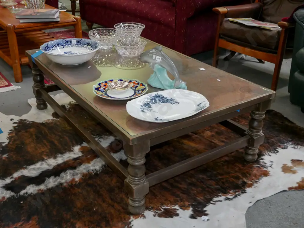 large coffee table with etched copper world map and glass top Image 1++