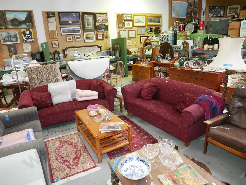 2x maroon patterned chesterfield 3 seater settees Image 1++