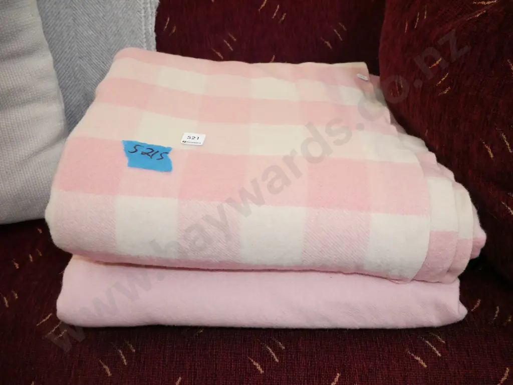 2x pink blankets Image 1++