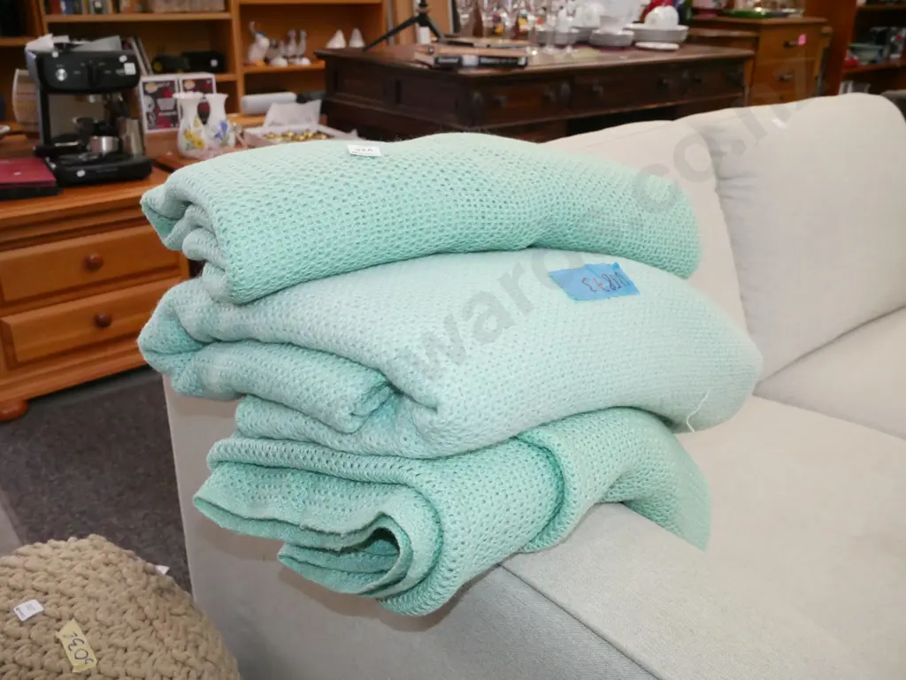 3x green woollen blankets Image 1++