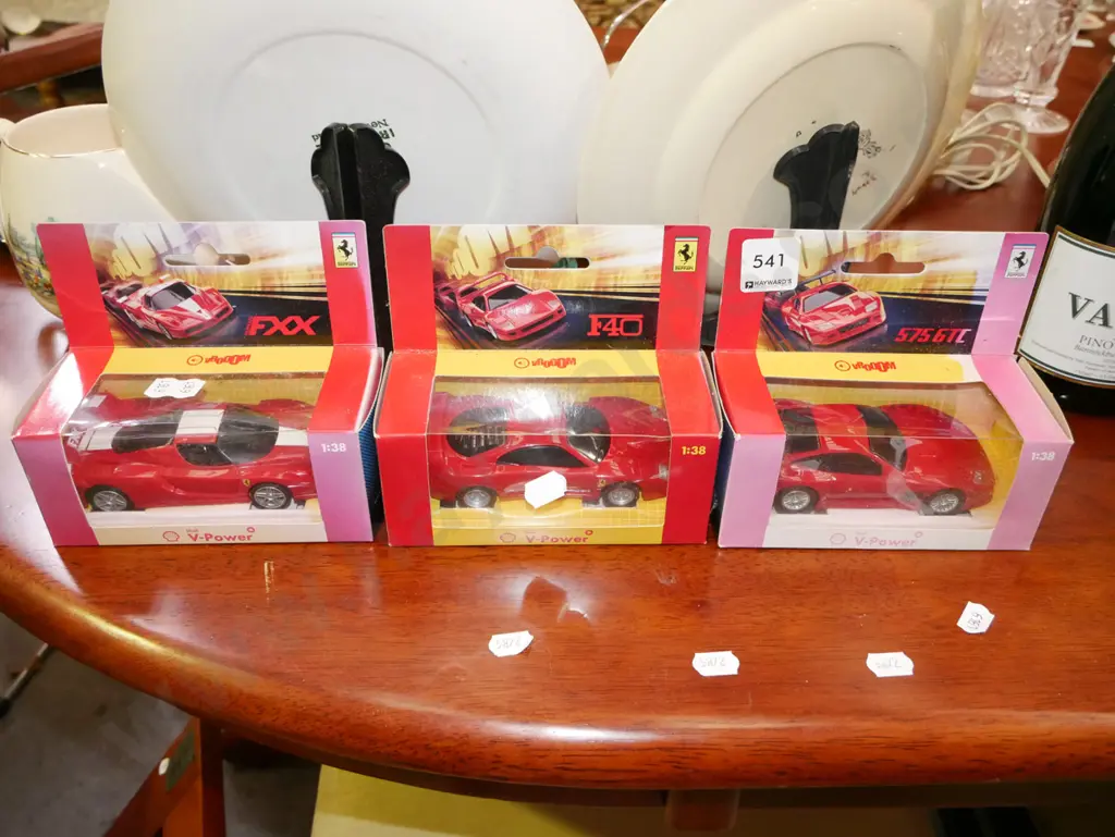 3x scale models of Ferrari vehicles Image 1++