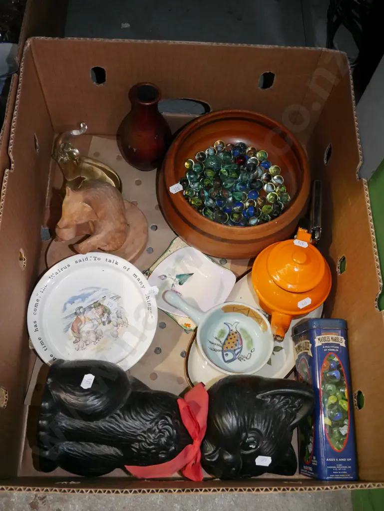 box; wooden bowl, marbles, animal figurines etc Image 1++