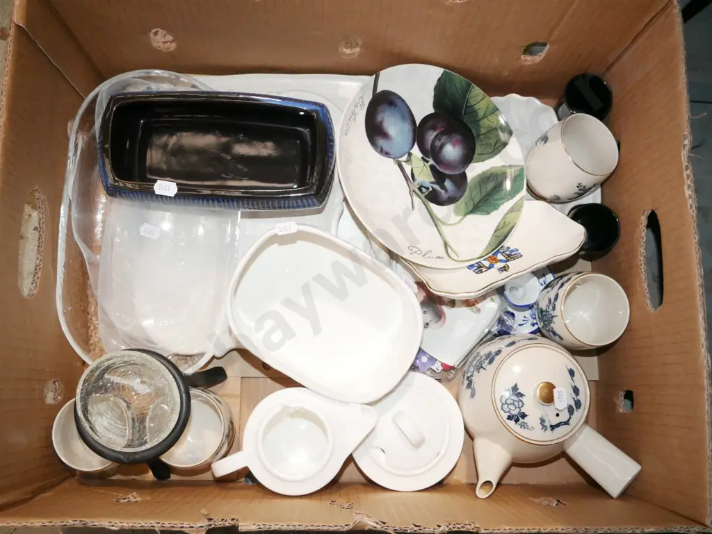 box; tea pot, cups, creamer etc Image 1++