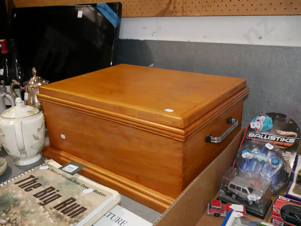 rimu handled storage chest with internal tray and sewing threads Image 1++