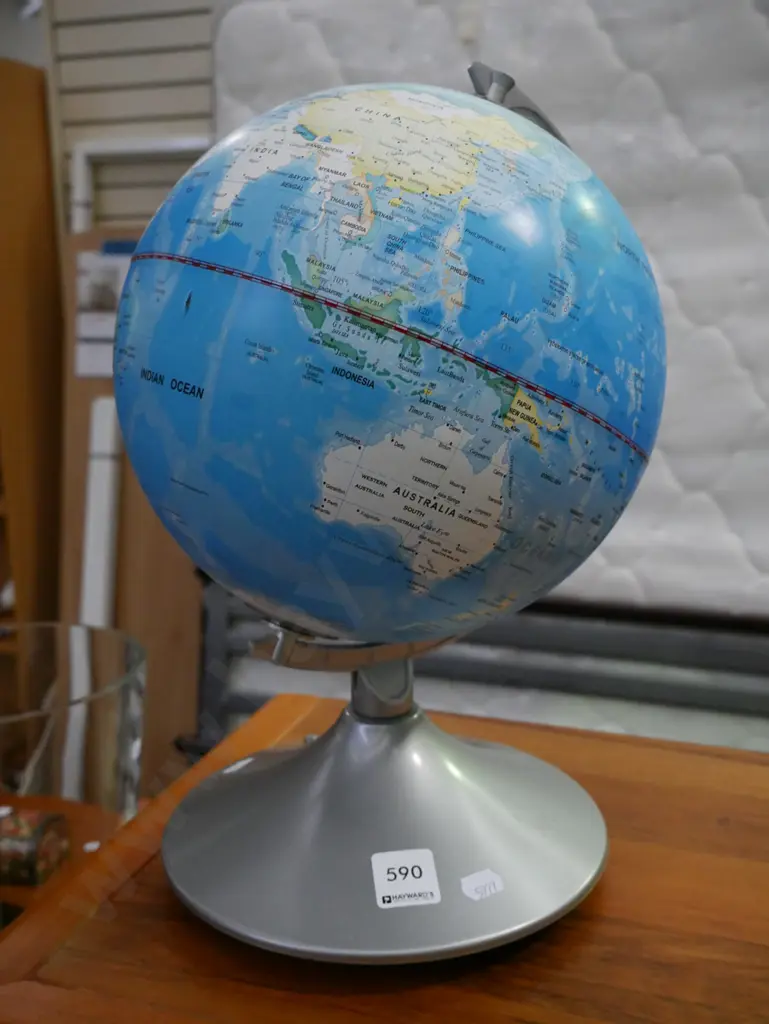 battery powered globe Image 1++