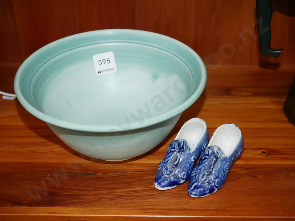 studio pottery bowl, 2x ceramic shoes Image 1++