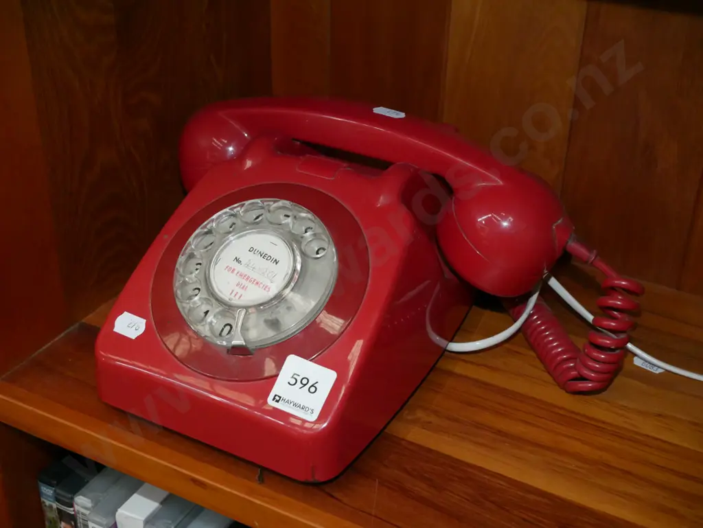 red dial telelphone Image 1++