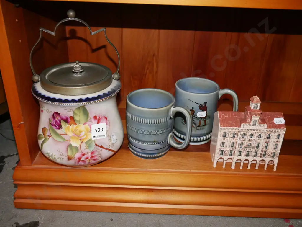 biscuit barrel, 2x Wade mugs, small ceramic building Image 1++