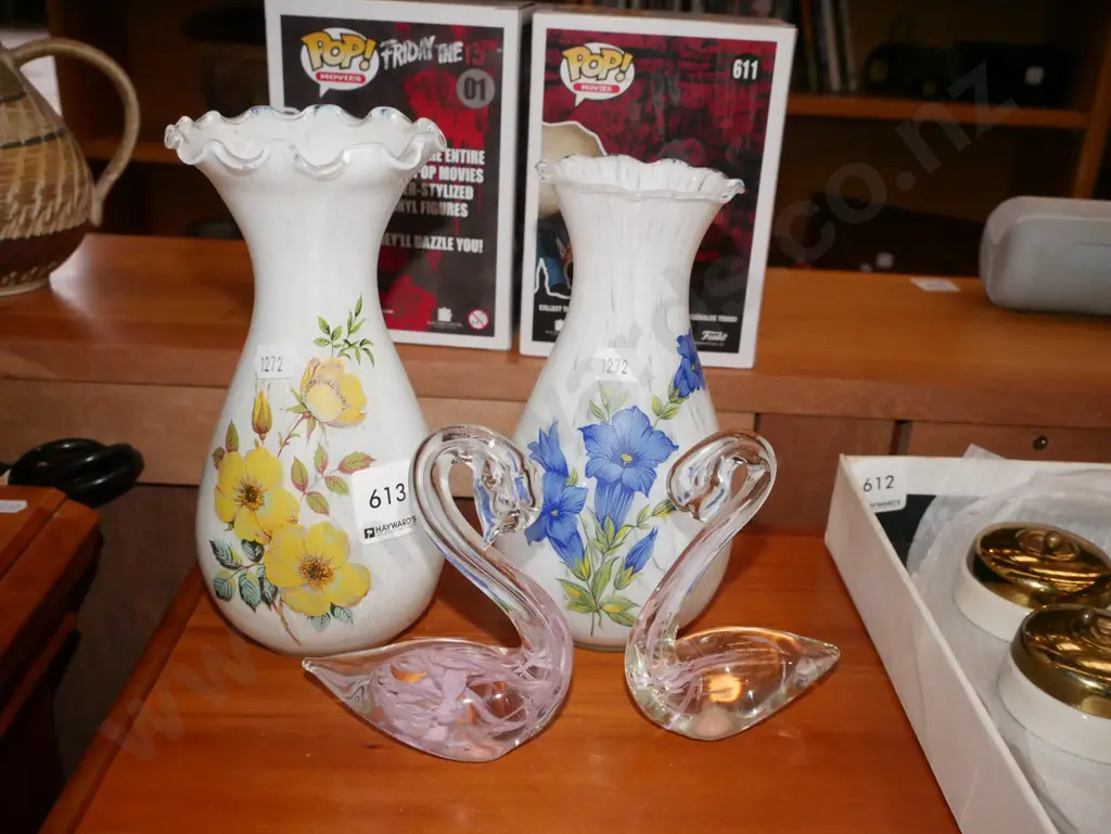 2x floral glass vases, 2x small swan figurines Vase H-180 Image 1++