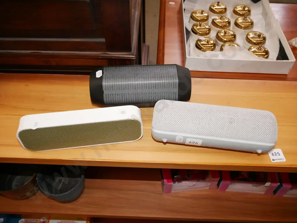 3x blue tooth speakers - no chargers Image 1++