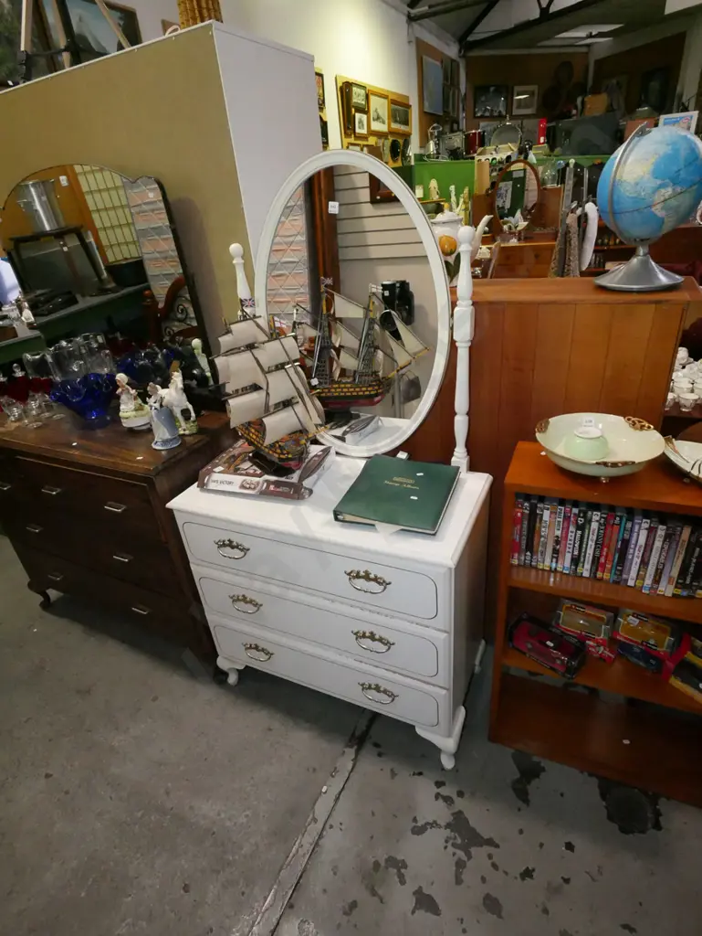 mdf white painted cab leg 3 drawer miror back dresser H-1580 W-830 W-400 Image 1++