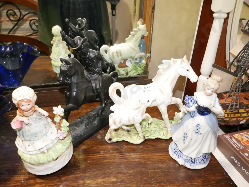 ceramic figurines, cast metal Custer figurine - some damage Image 1++