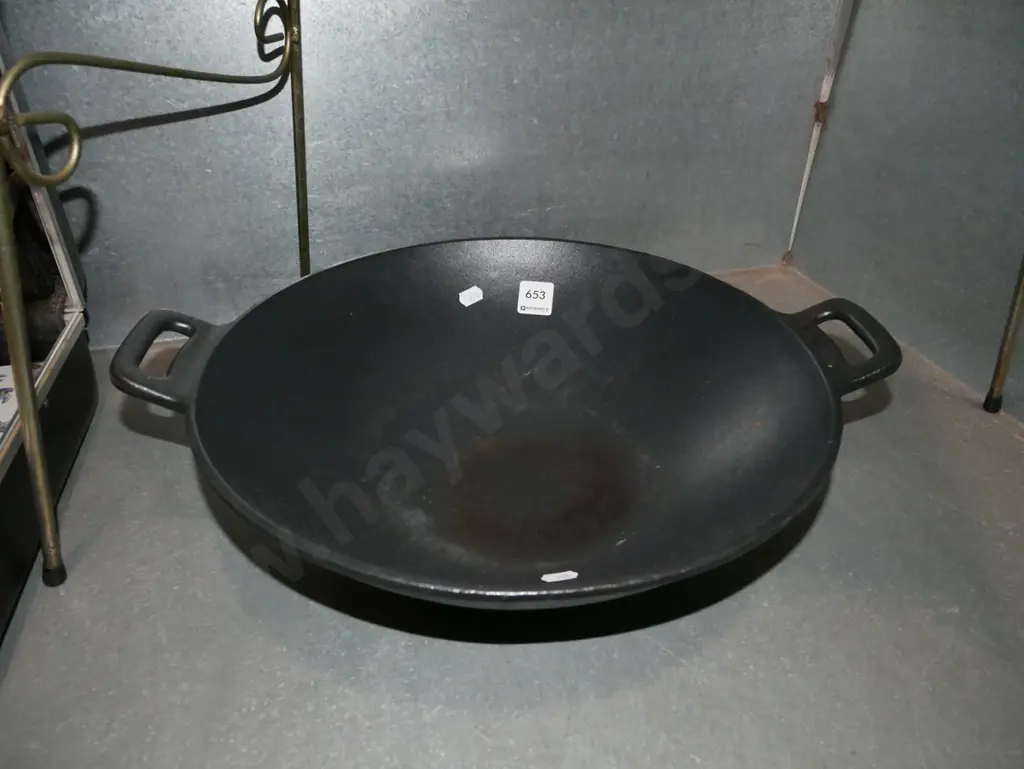 cast iron wok Image 1++
