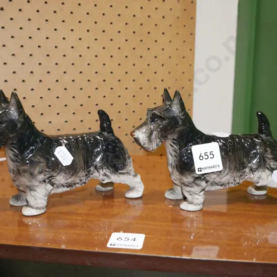 2x ceramic Scottie dogs