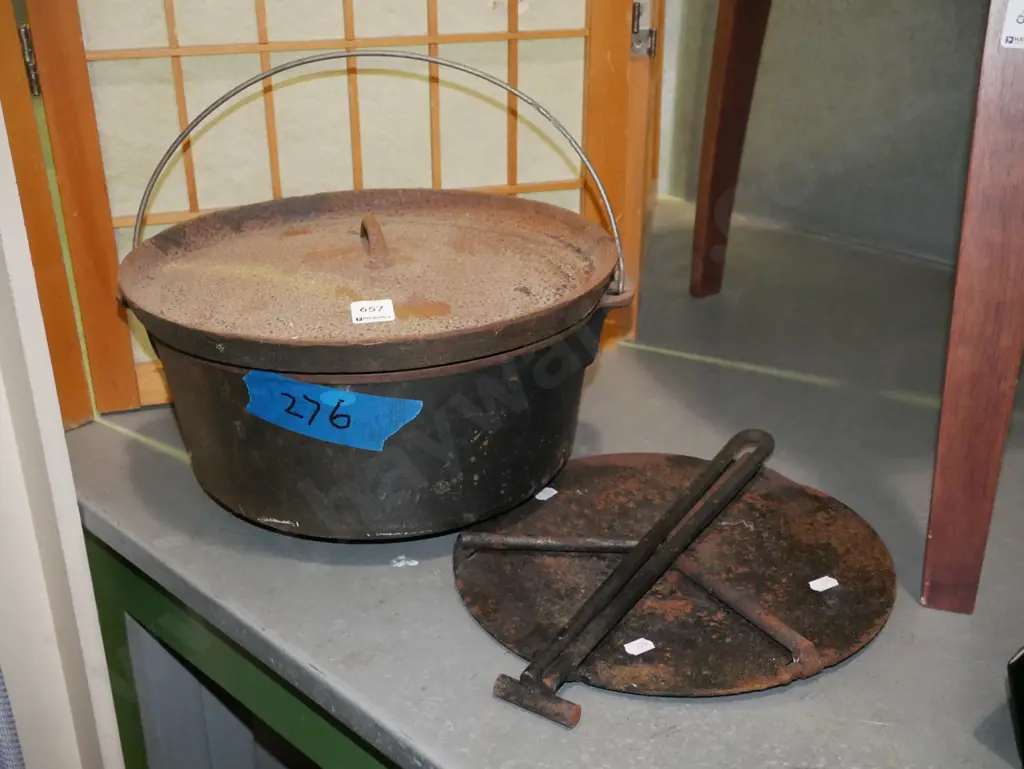 rusty cast iron Dutch oven, camp fire skillet Image 1++