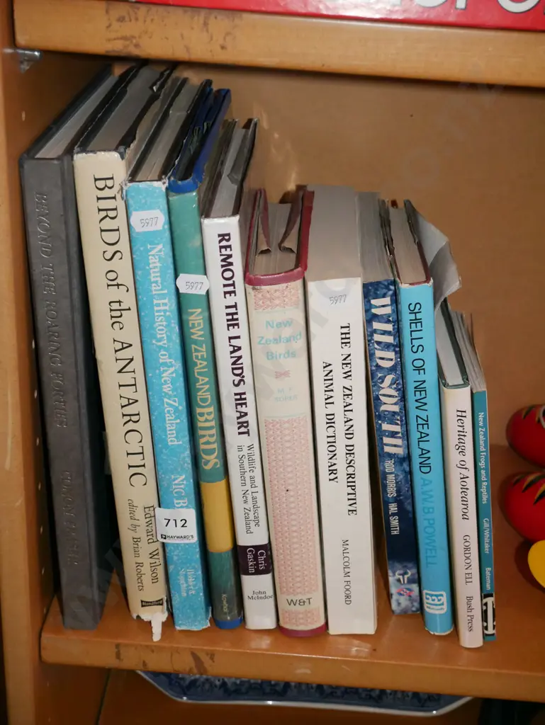 NZ natural history books Image 1++