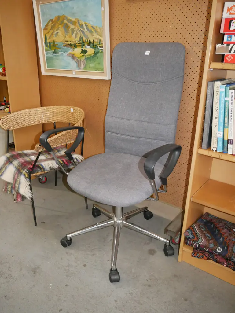 grey office chair Image 1++