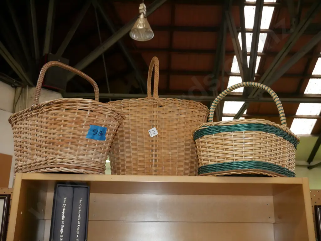 1x plastic, 2x cane baskets Image 1++