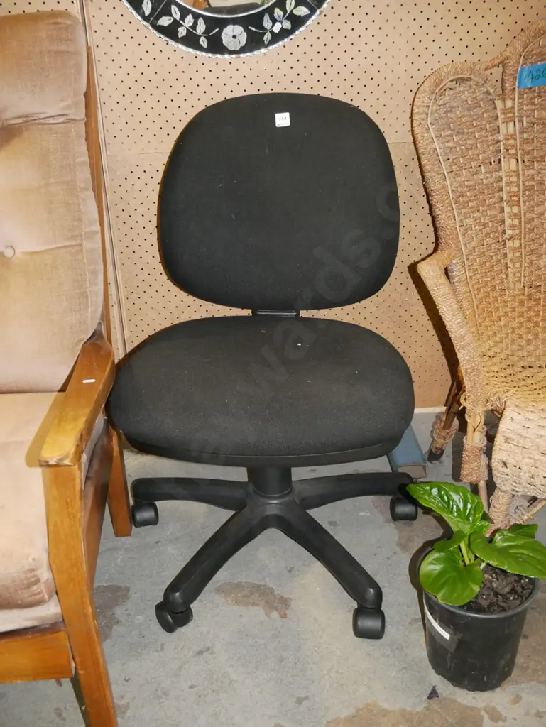 black office chair Image 1++