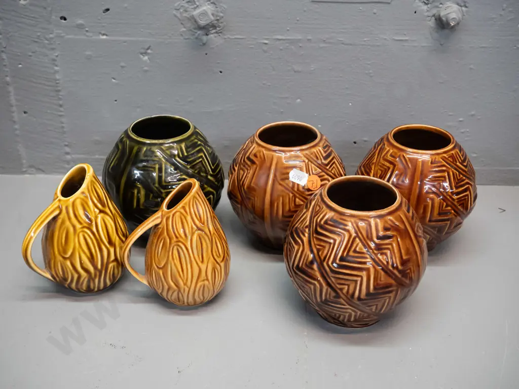 6 pieces "Celtic" Irish pottery items with geometric incised patterns - 2 small handled jug vases, 4 ball shaped, green Image 1++