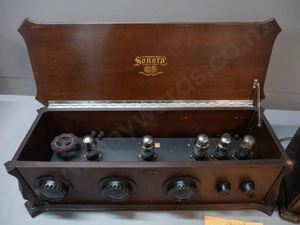 vintage wood-cased valve radio and separate speaker cabinet, both marked Sonora. Radio cabinet H-230 W-750 D-270 Image 1++