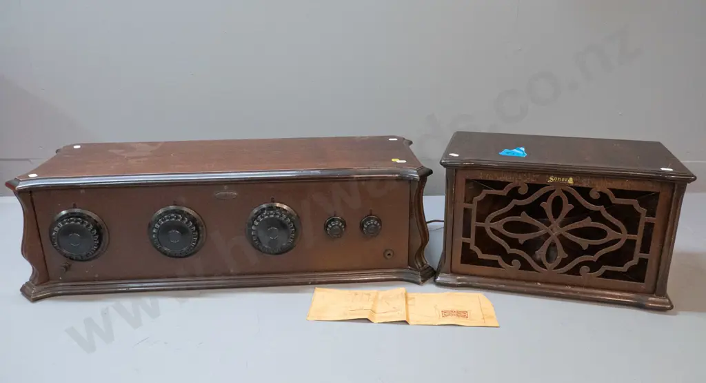 vintage wood-cased valve radio and separate speaker cabinet, both marked Sonora. Radio cabinet H-230 W-750 D-270 Image 1++