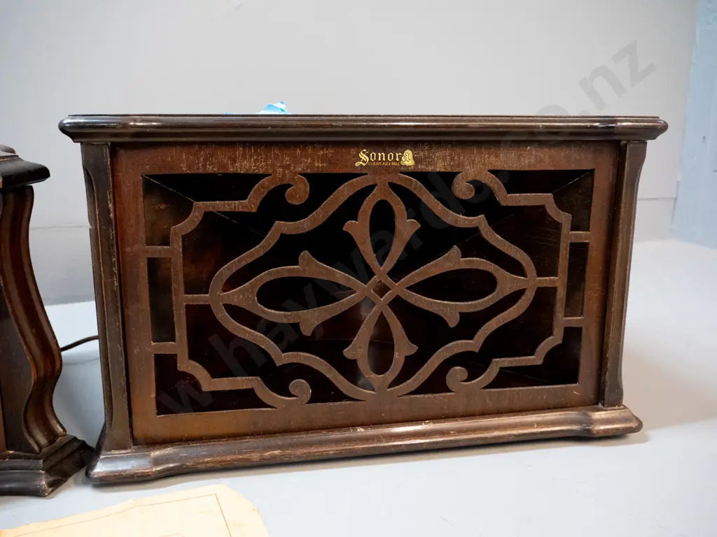 vintage wood-cased valve radio and separate speaker cabinet, both marked Sonora. Radio cabinet H-230 W-750 D-270 Image 1++