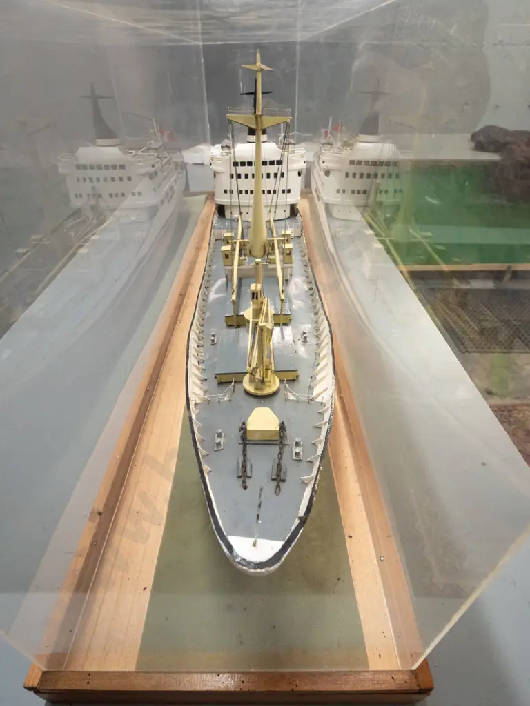 large motorised model cargo ship "Bulimba" in large timber and perspex display case, with remote control. Borer in case, Image 1++