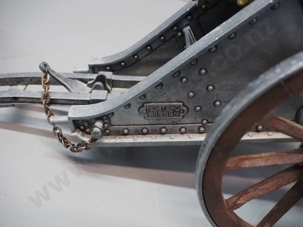 cast metal and faux wood composite cannon model with working geared parts, marked "Mortero 1895" H-190 L-350 Image 1++