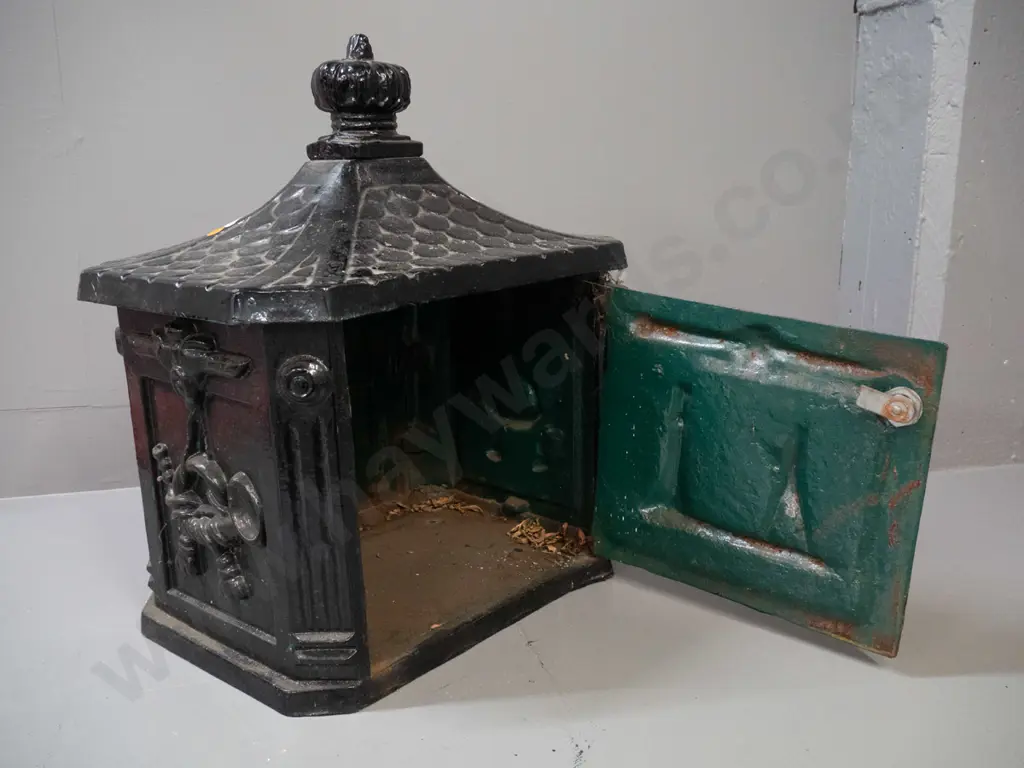 reproduction cast iron mail box with flap marked Post, some paint chipping, door sticks a bit, no key H-480 W-400 D-280 Image 1++