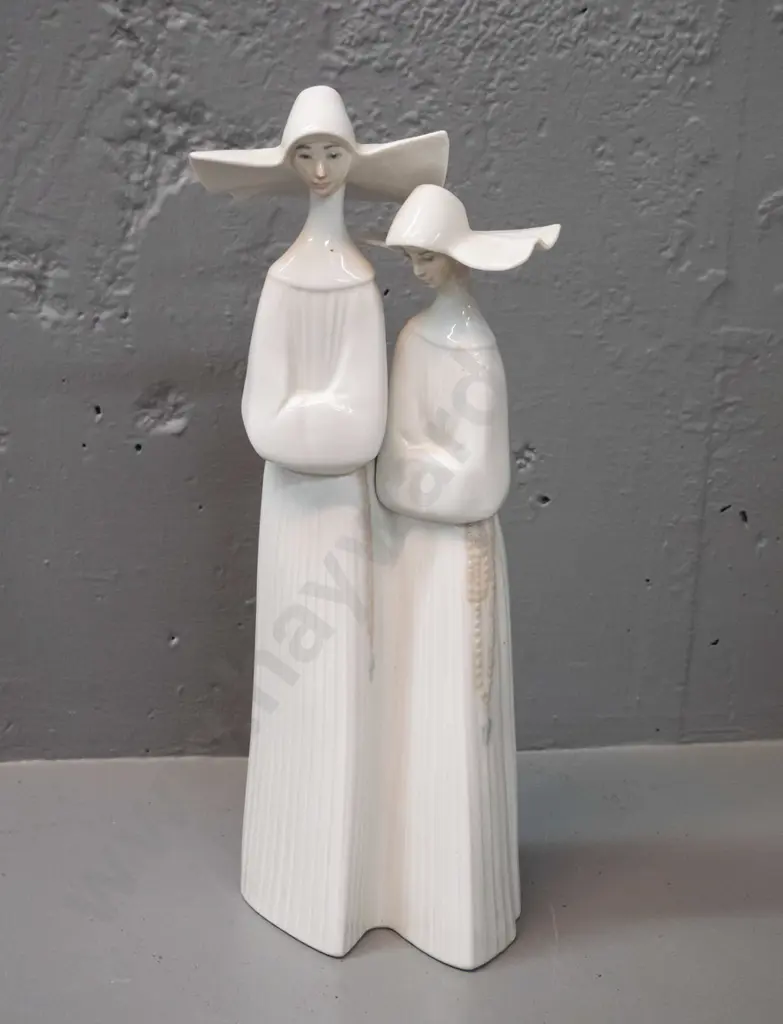 Lladro figurine of 2 nuns, marked No. 4611. H-330 Image 1++