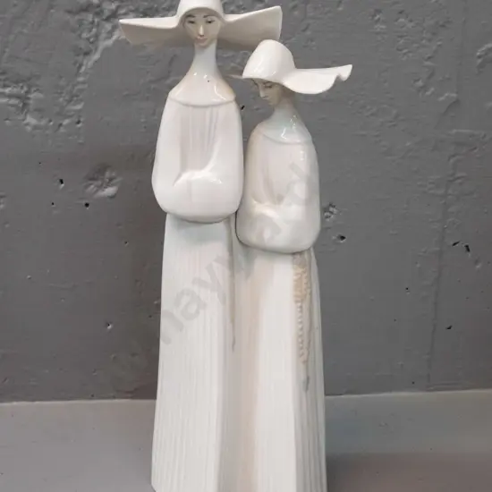 Lladro figurine of 2 nuns, marked No. 4611. H-330
