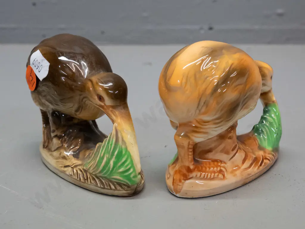 2 small kiwi figurines, similar mold, different colours, no maker's marks - both H-85 L-95 Image 1++