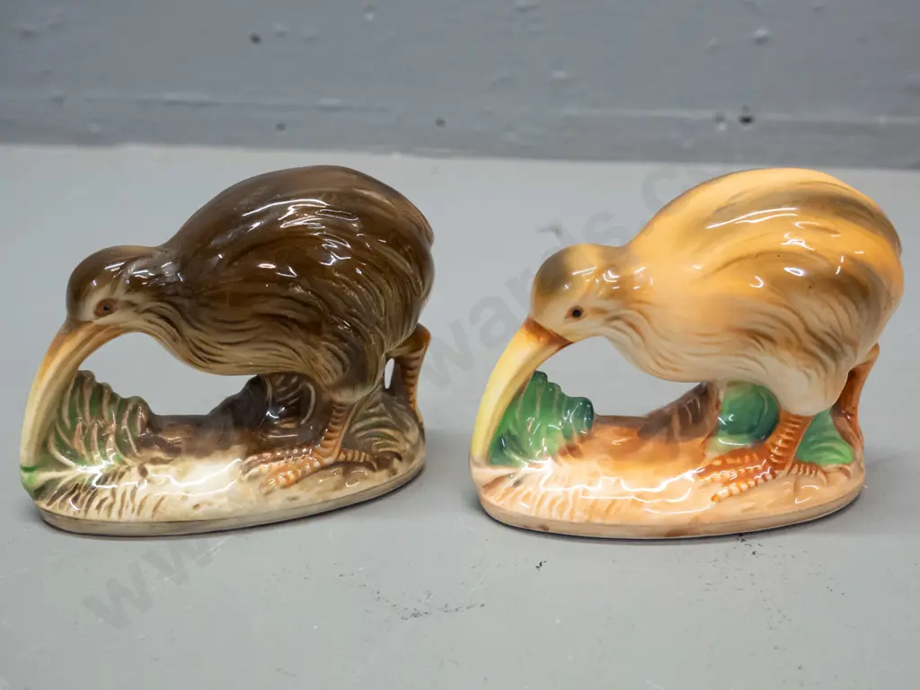 2 small kiwi figurines, similar mold, different colours, no maker's marks - both H-85 L-95 Image 1++
