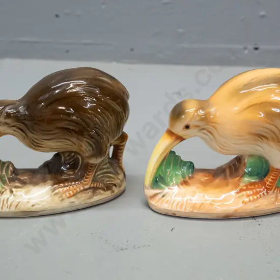 2 small kiwi figurines, similar mold, different colours, no maker's marks - both H-85 L-95