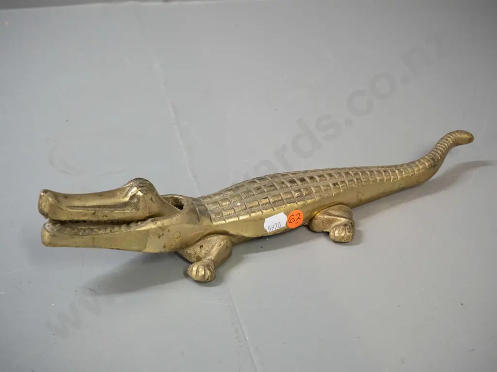 large cast brass crocodile nutcracker - minor discolouring to brass L-360 Image 1++