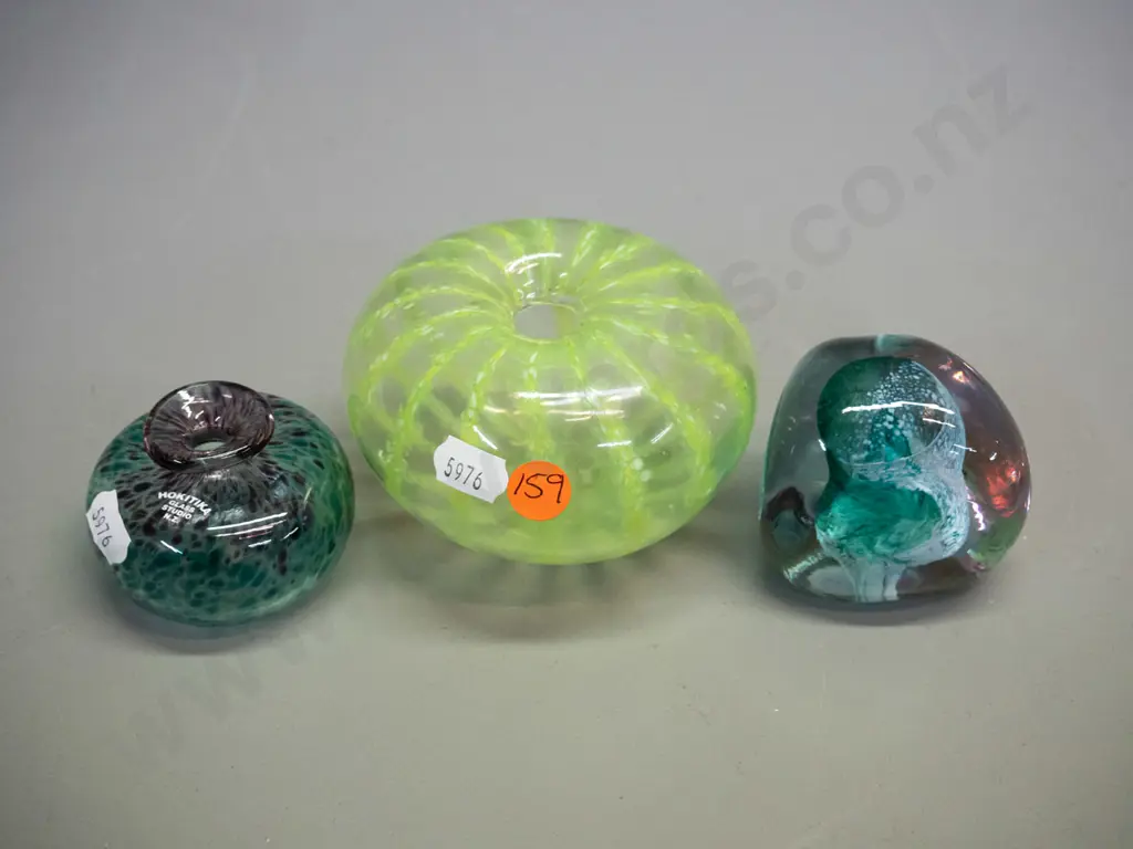 3 pieces of art glass - Nelson NZ kina shape vase, Hokitika and Caithness Scottish paperweight. Vase H-65 D-100 Image 1++