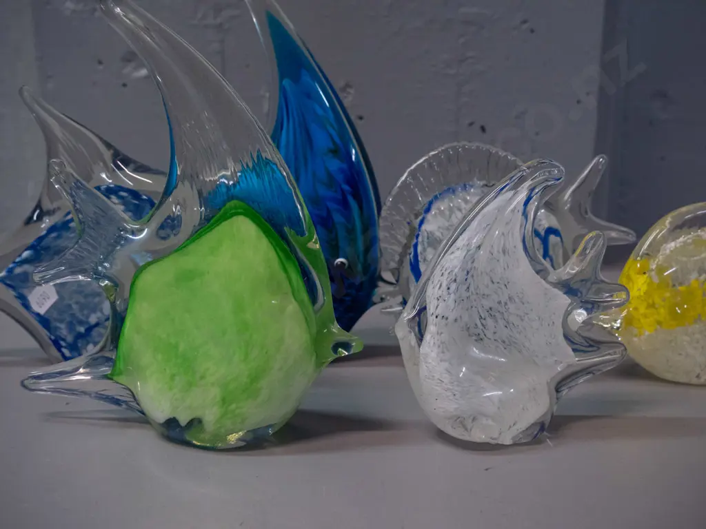 6 art glass fish - mixed colours, one has small chip to bottom edge - tallest is H-220 L-165 Image 1++